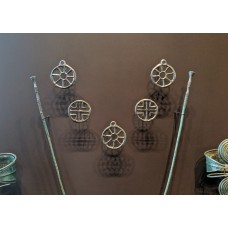 Bracelets and Sickles (Armschmuck und Sicheln)